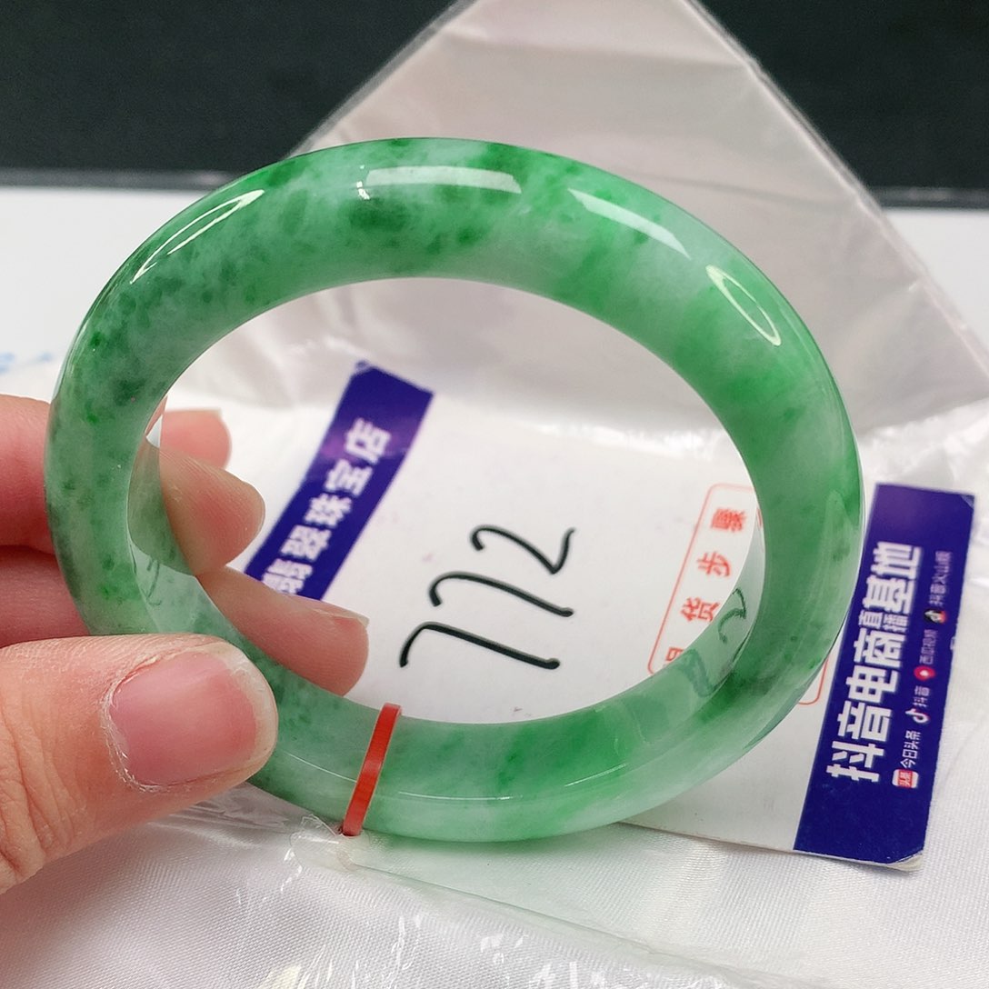 翡翠手镯未镶嵌翡翠