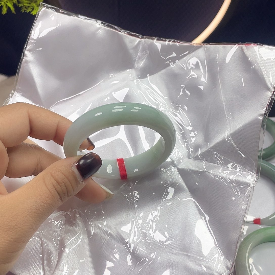 未镶嵌手镯翡翠浅绿 丽丽