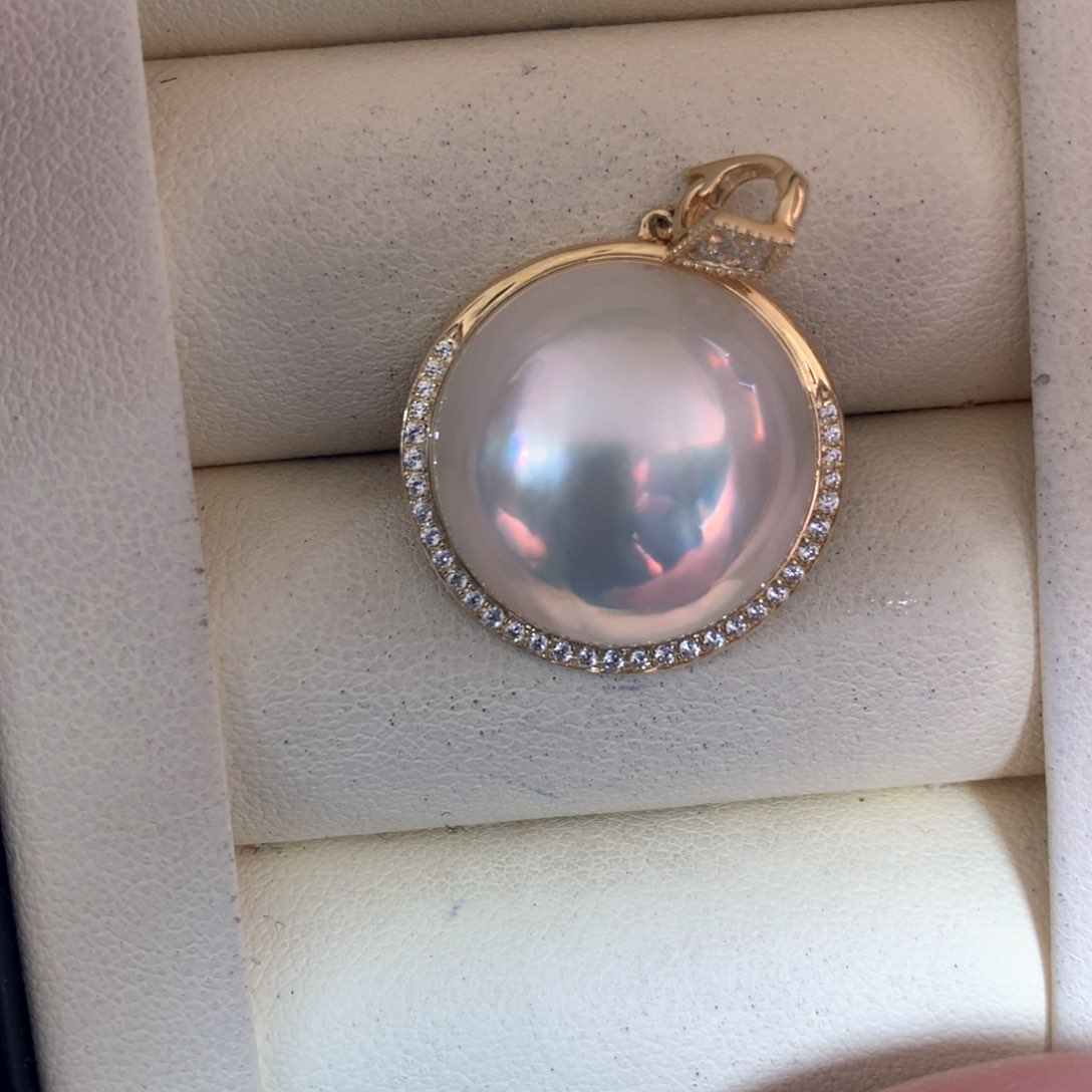 拼合珍珠（马贝珠）颈饰18K金镶嵌