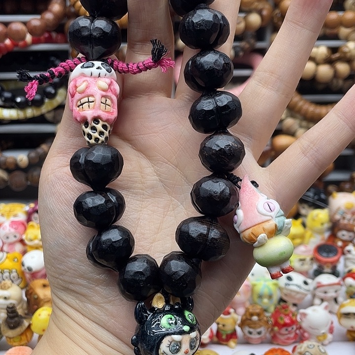 非金属手串和两个娃娃度膜