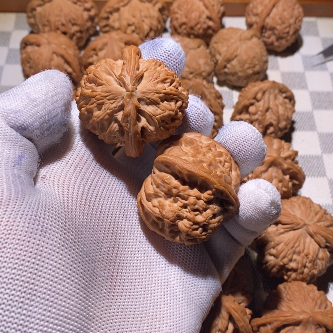 ·***·文玩核桃吊坠白狮子