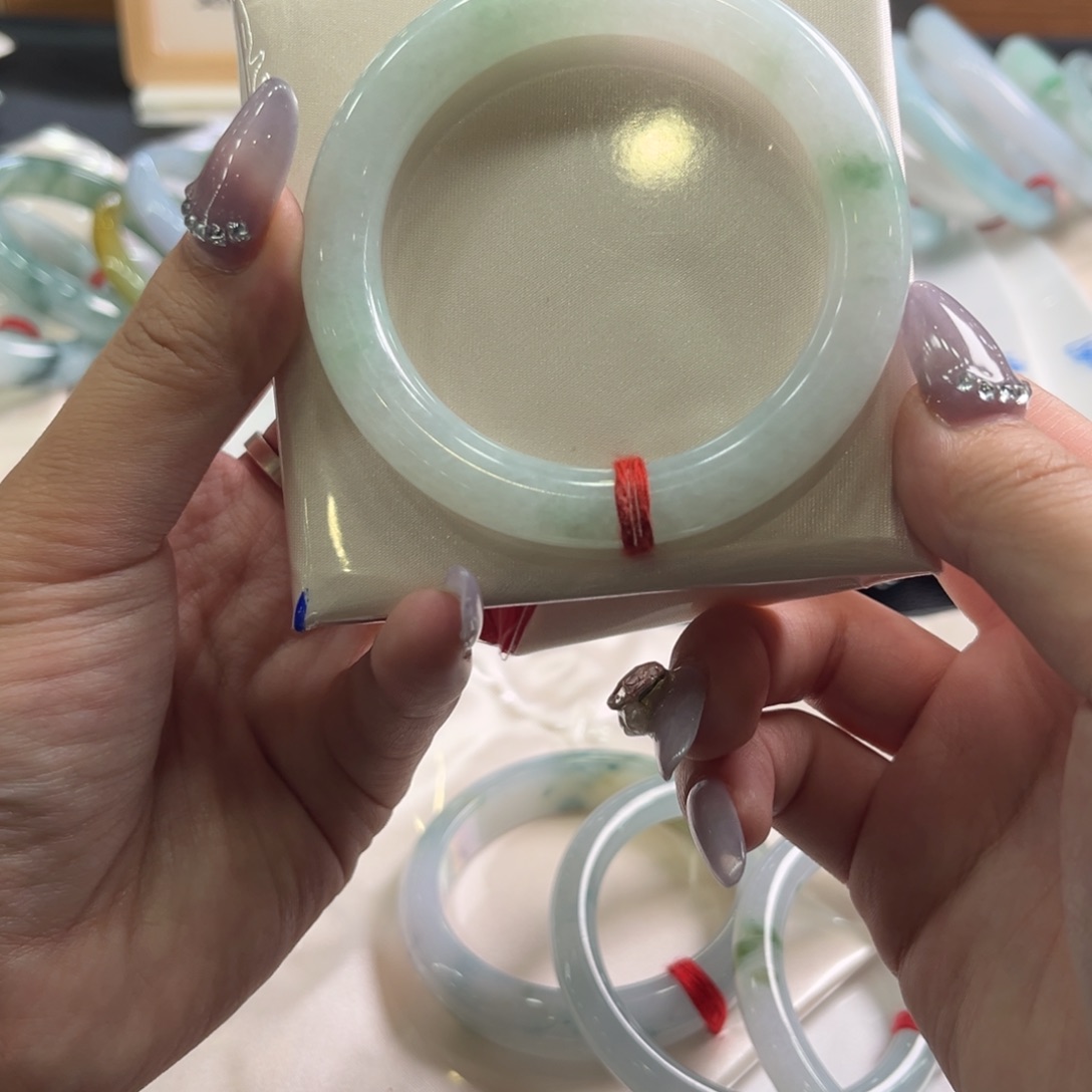 翡翠未镶嵌手镯52.5圆条飘绿花