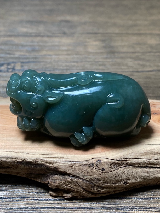 新疆且末蓝《貔貅》手把件 尺寸:69.8/34/30.8mm 重量:111.2g