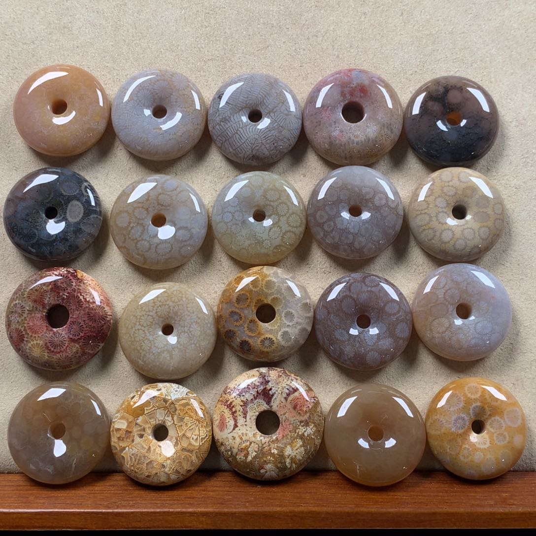 硅化珊瑚（珊瑚玉）平安扣60漏30/个，可挑。未镶嵌