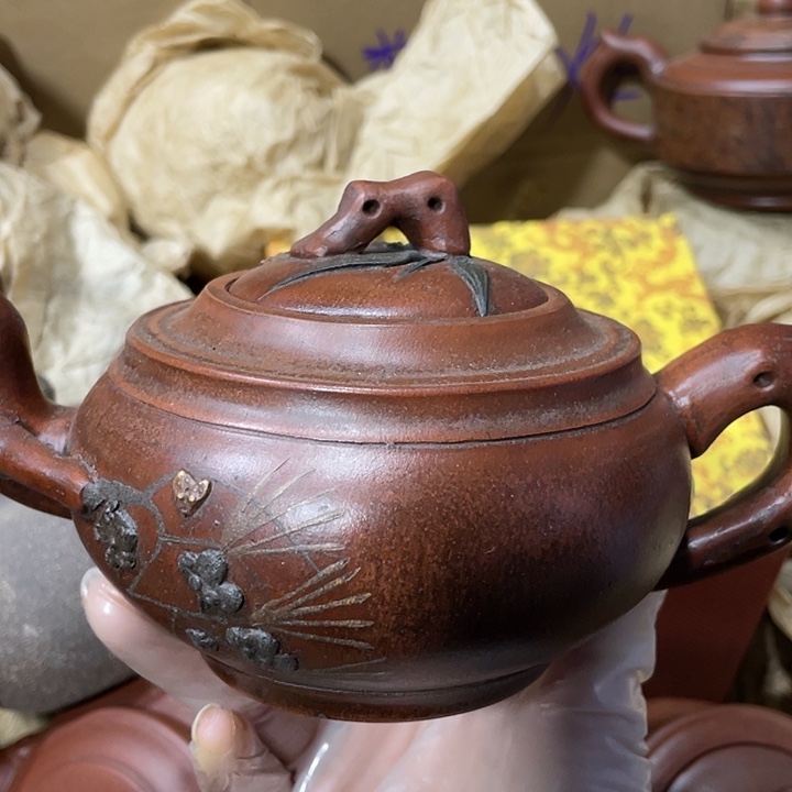 紫砂茶壶矿泥料，手工制作的一把紫砂壶。