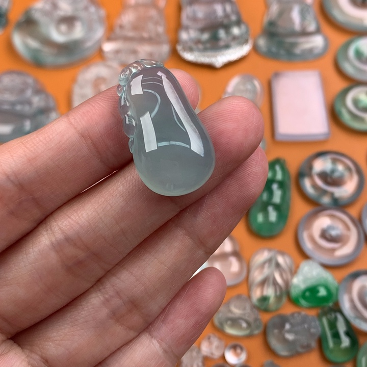 翡翠挂件未镶嵌……