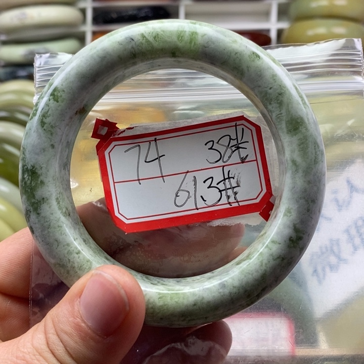 蛇纹石玉颈饰未镶嵌珠*