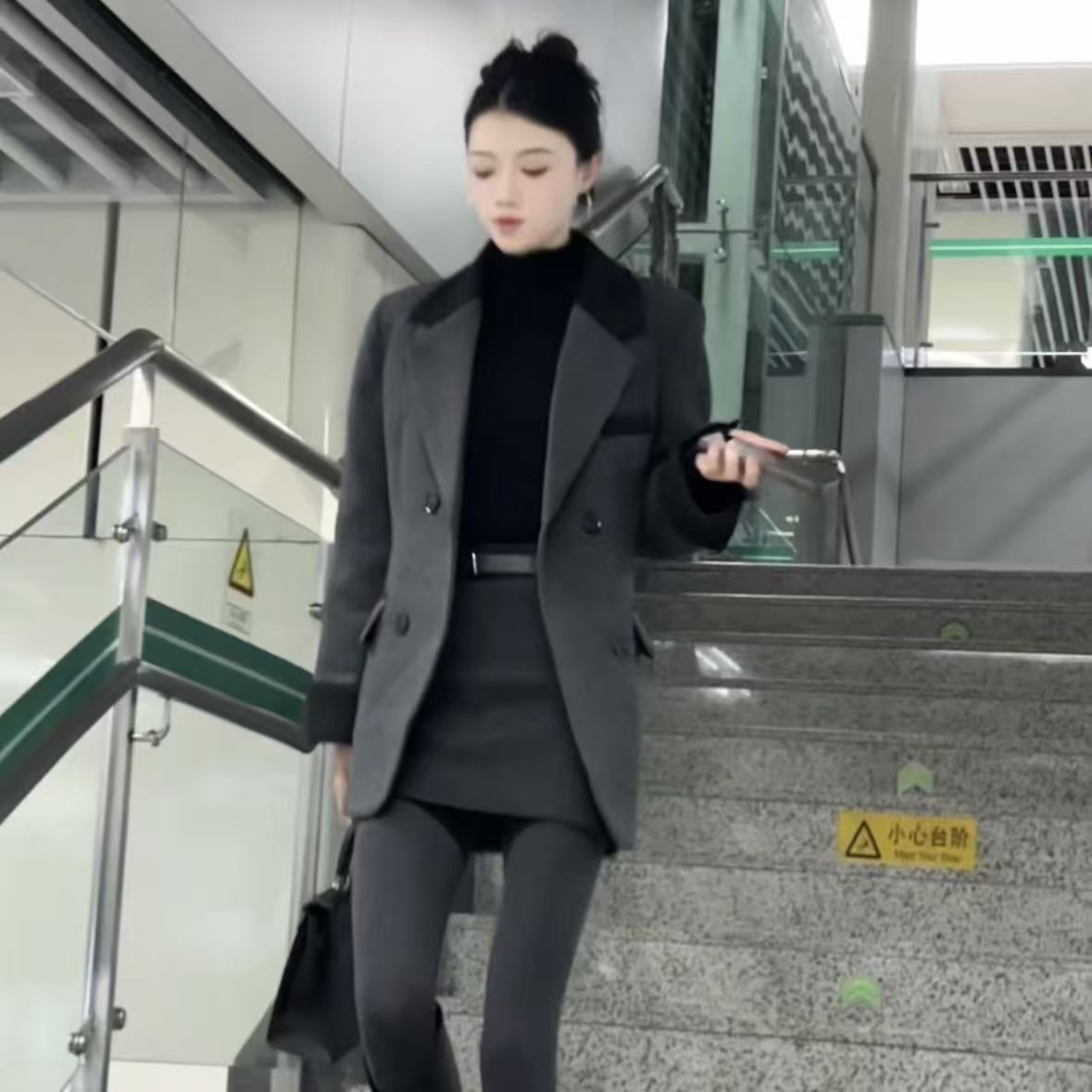 新款冬季小西装女韩版休闲显瘦羽绒服白鸭绒撞色西服轻奢毛呢外套