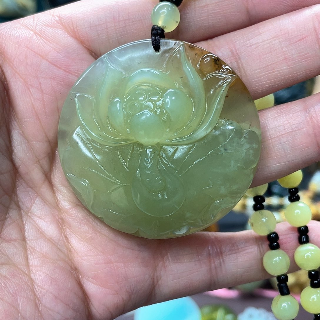 蛇纹石玉颈饰未镶嵌
