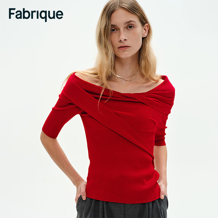 Fabrique Venus 早春新款烈焰红三醋酸不对称露肩缠绕弹力针织衫