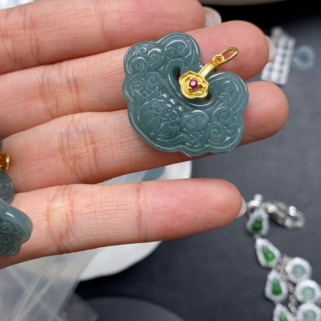 翡翠颈饰未镶嵌翡翠