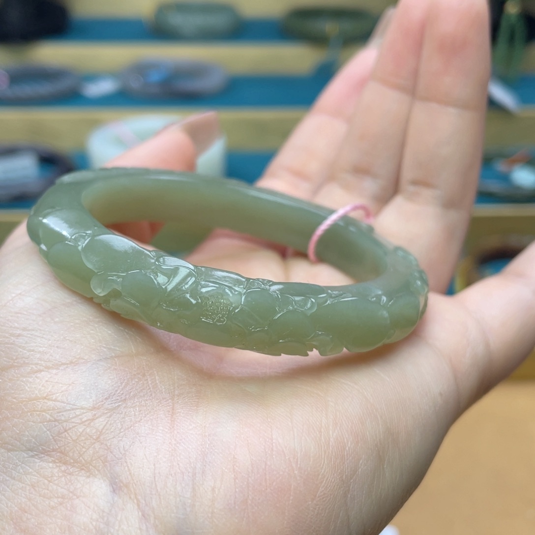 和田玉手镯56圈口。编号104未镶嵌