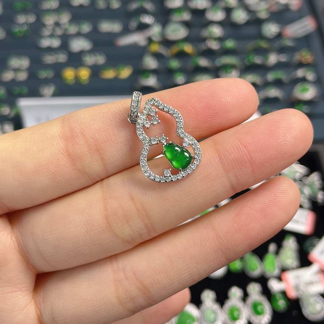 颈饰未镶嵌翡翠戒指