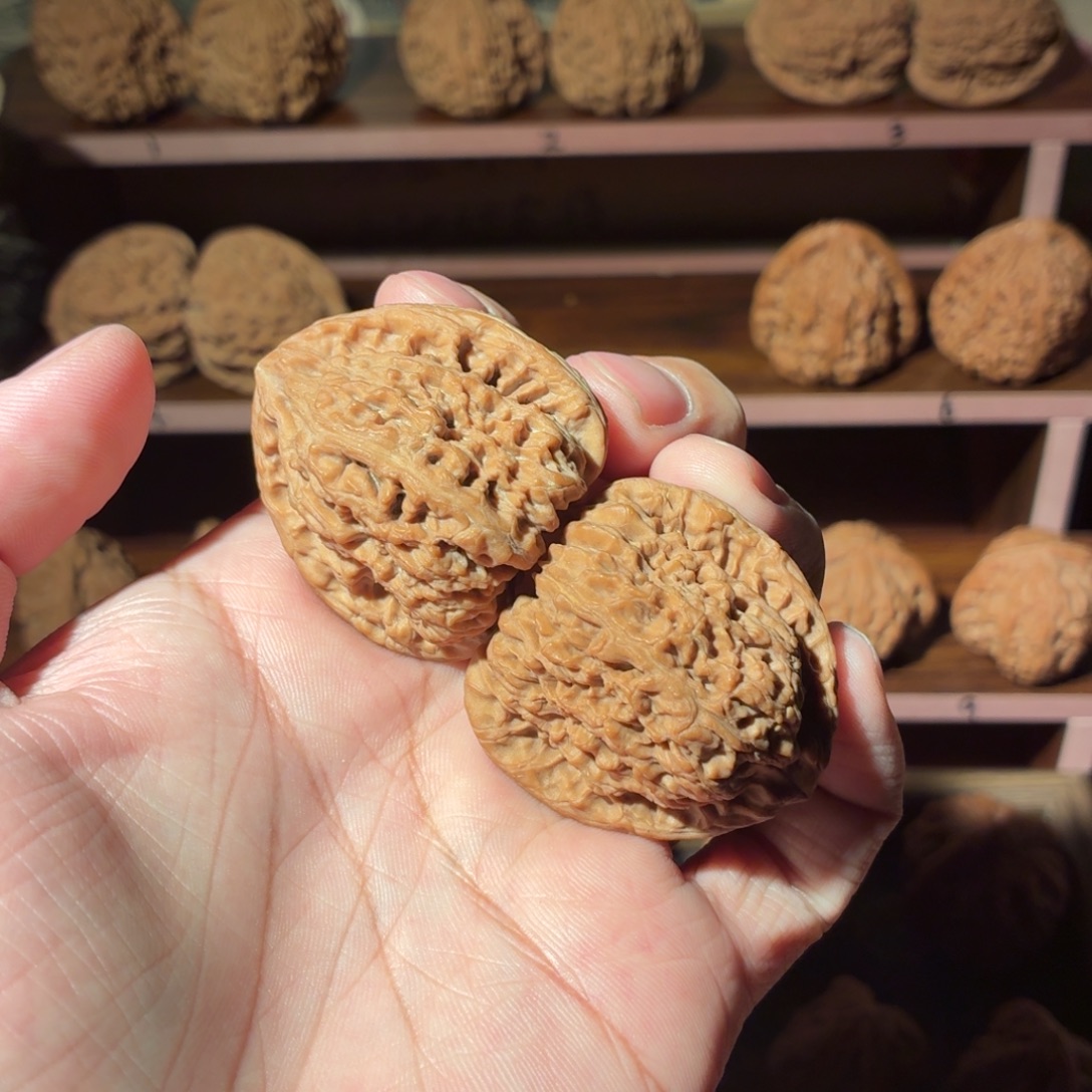 文玩核桃吊坠红皮山地妖刀疆