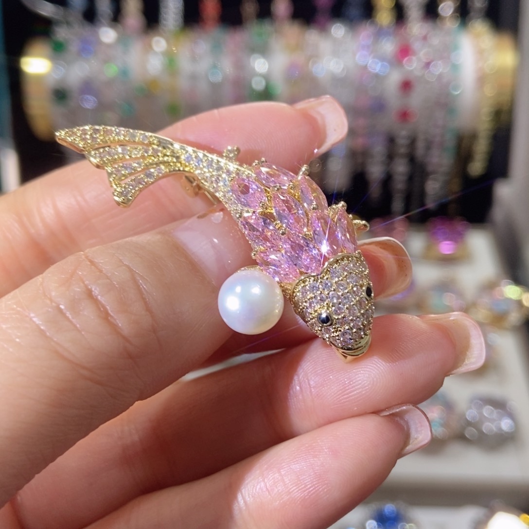 66锆石（处理）胸针