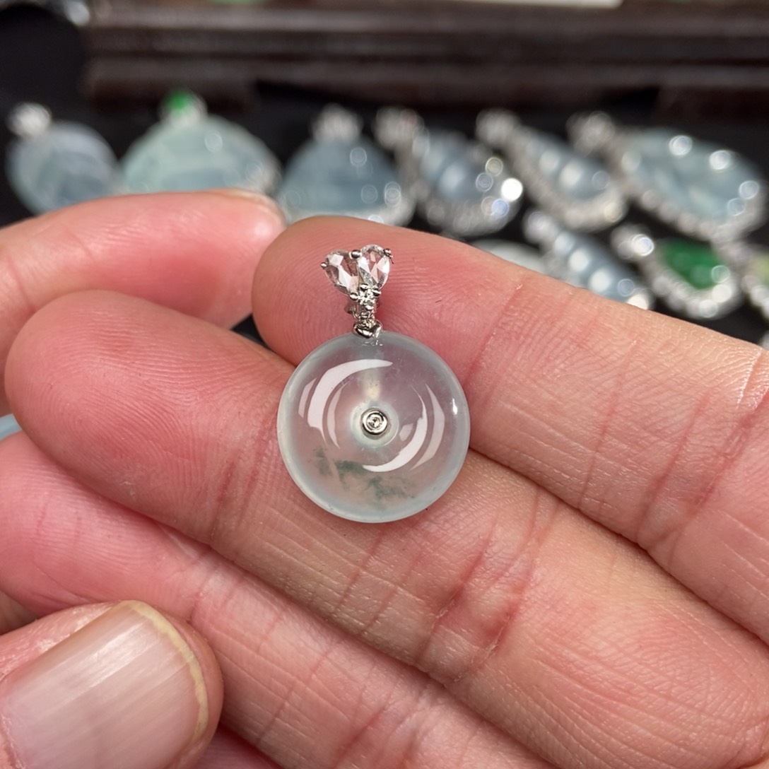 颈饰18K金镶嵌翡翠平安扣