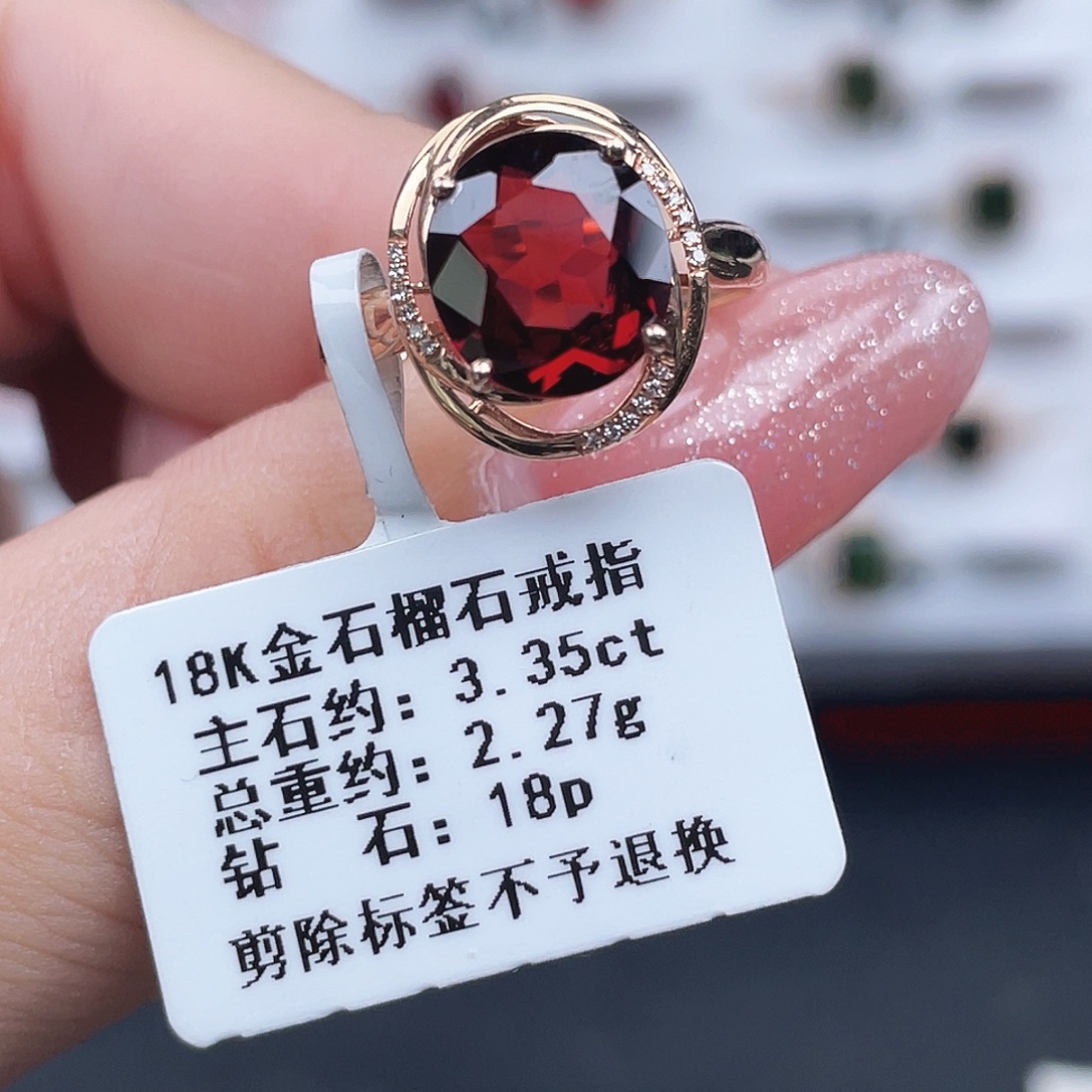 18K金镶嵌石榴石戒指