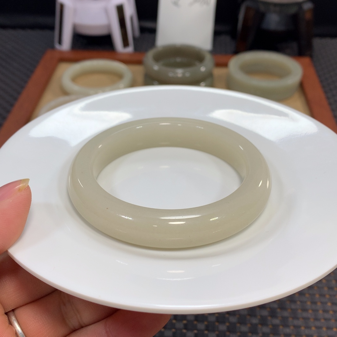 石英质玉（佘太翠）未镶嵌手镯漏60.7豆青3号