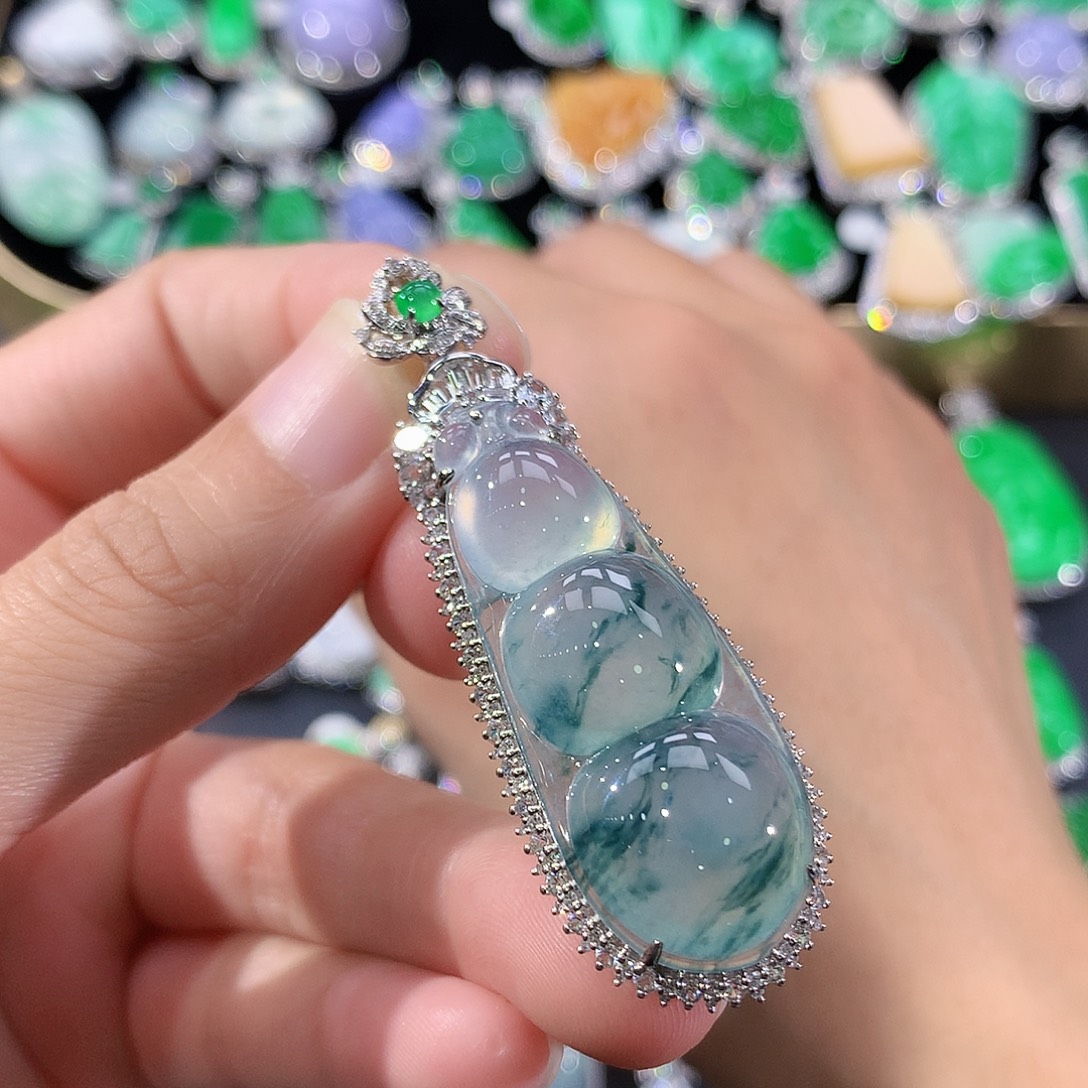 翡翠18K金镶嵌颈饰