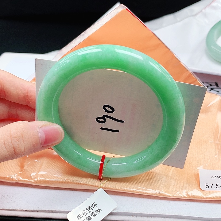 翡翠手镯（圆镯）未镶嵌缅甸天然a货手镯57+