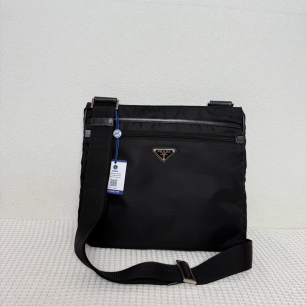 99新 Prada/普拉达  7051/男士时尚休闲黑色尼龙单肩包