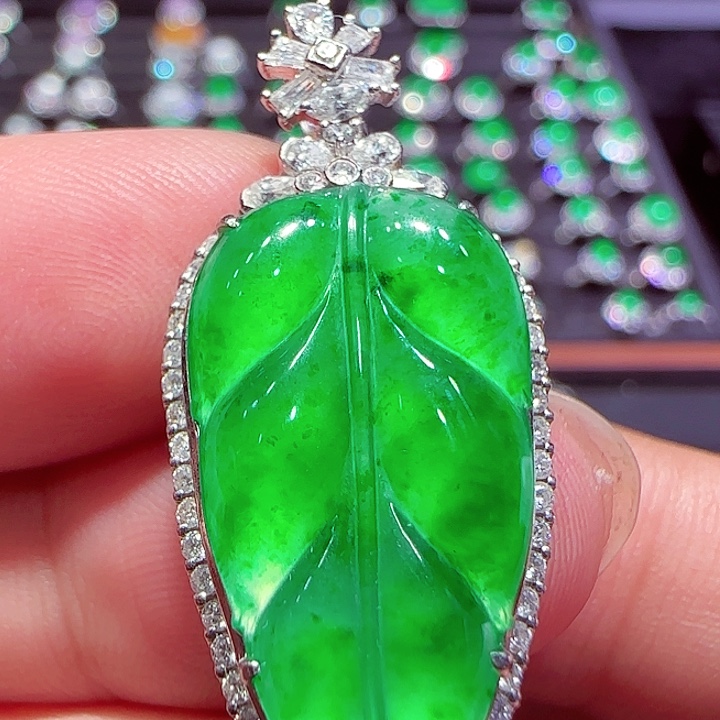 翡翠18K金镶嵌颈饰吊坠