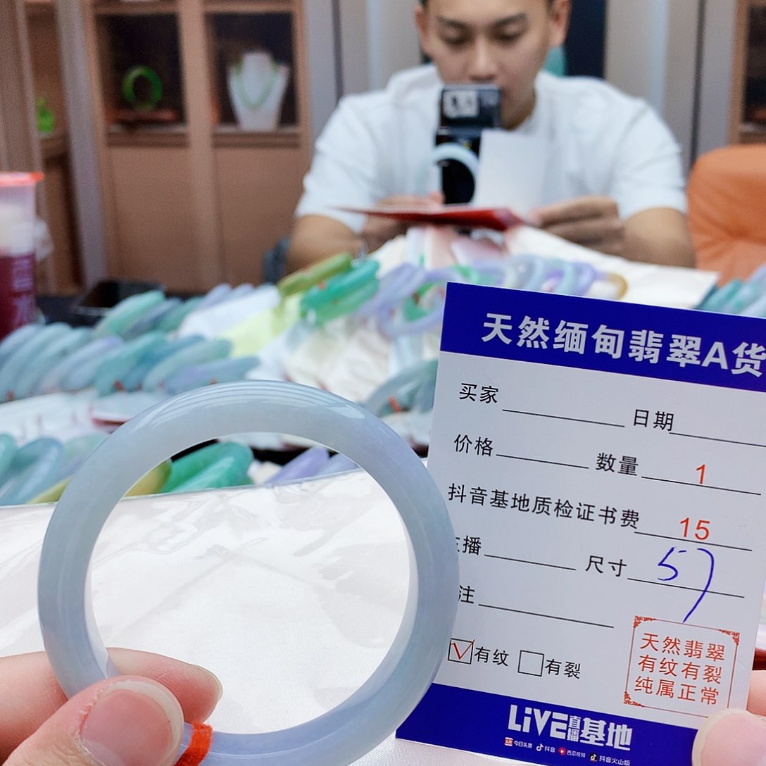 翡翠手镯未镶嵌tigdjgffg