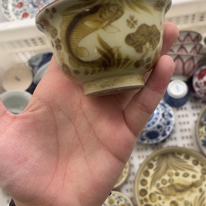 瓷片景德镇釉里金鱼藻纹压手杯