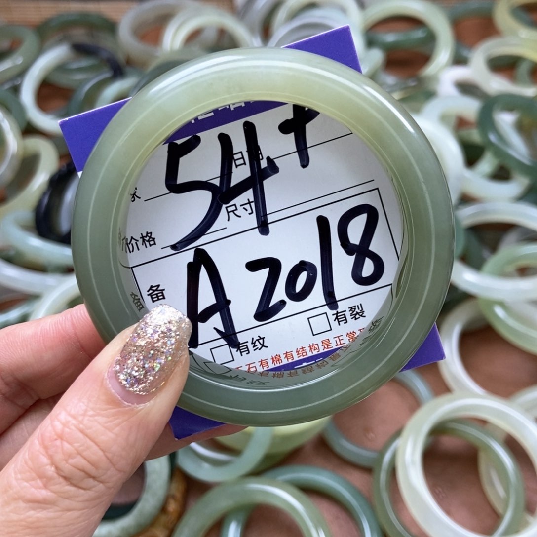 和田玉手镯手镯未镶嵌取****呢