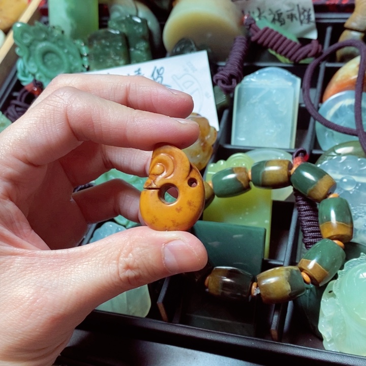 透闪石质玉颈饰未镶嵌