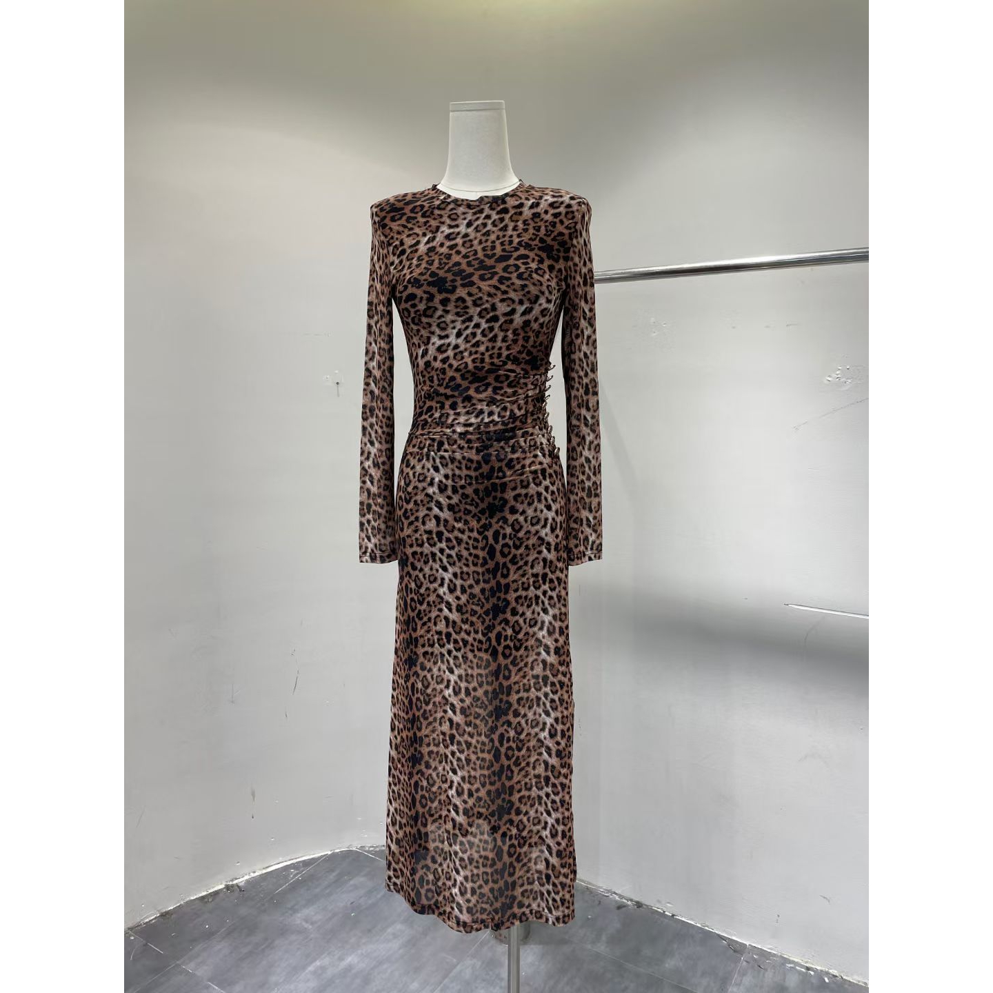 8819秋季新款半高领长袖印花连衣裙女弹力豹纹修身长裙