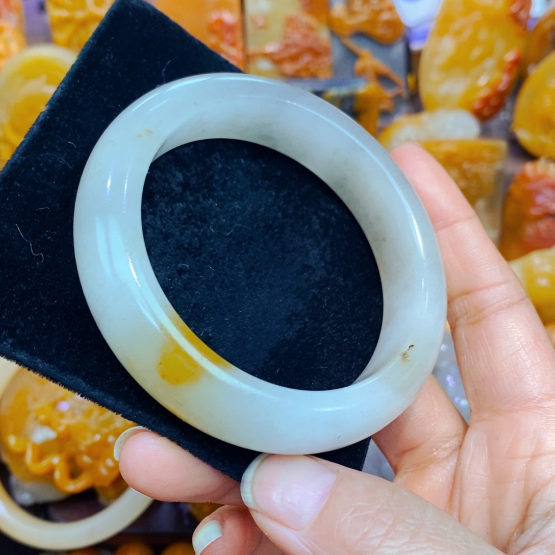 未镶嵌石英质玉（黄龙玉）颈饰