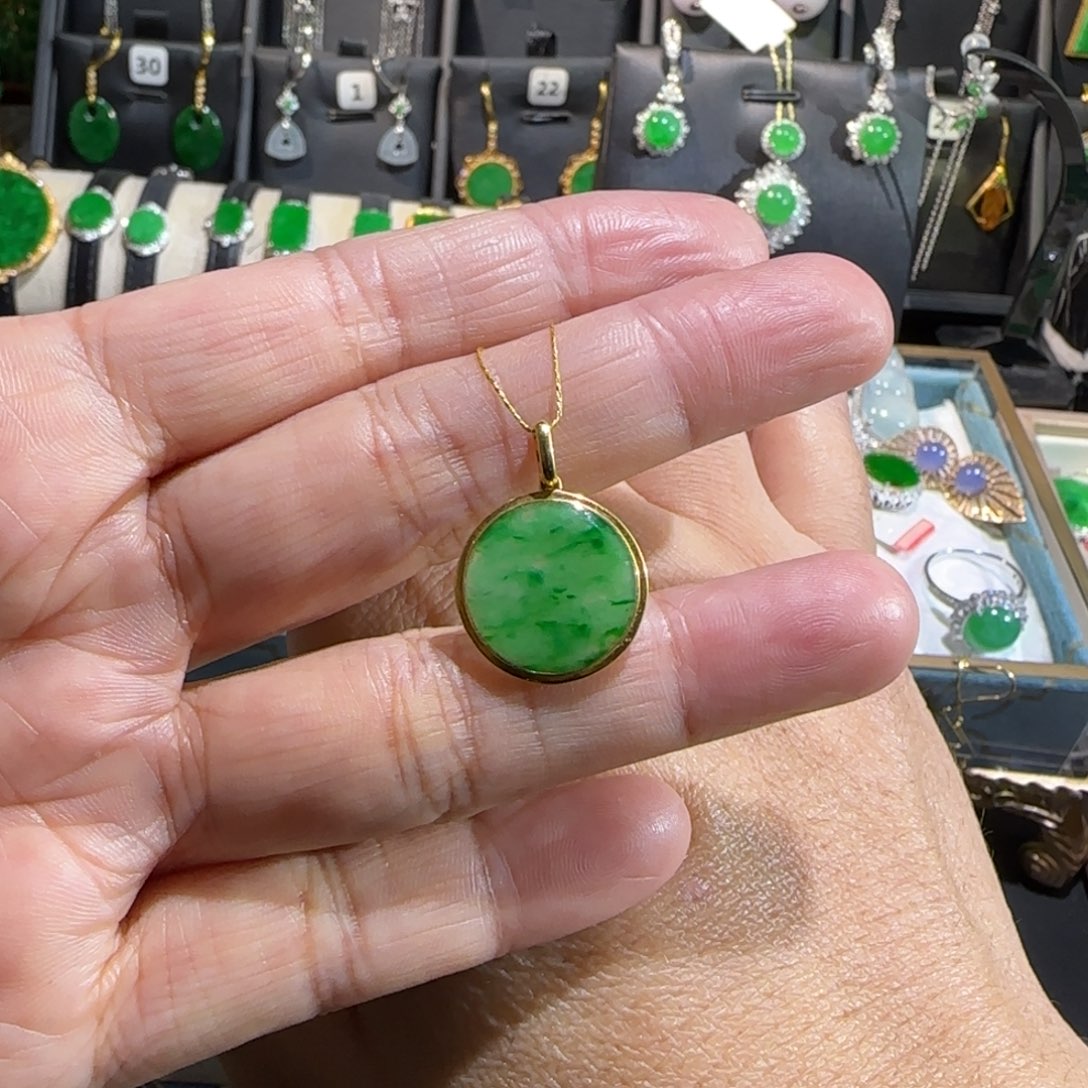 翡翠18K金镶嵌颈饰吊坠