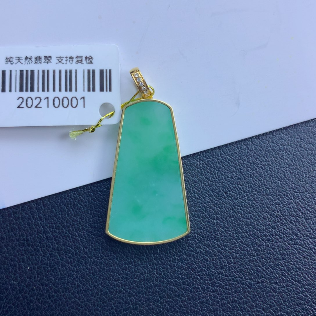 翡翠颈饰未镶嵌无事牌
