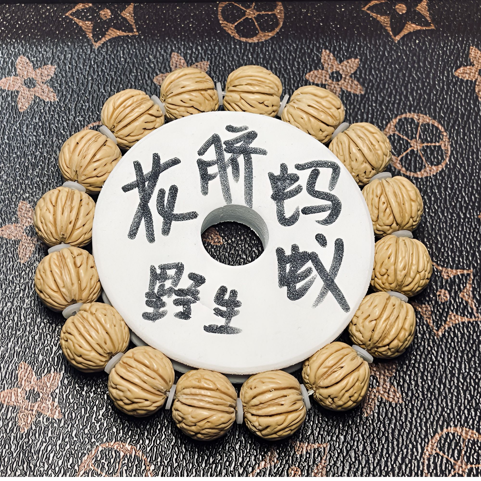 花脐蚂蚁桃核手串男女同款奶油皮高密度桃核精品