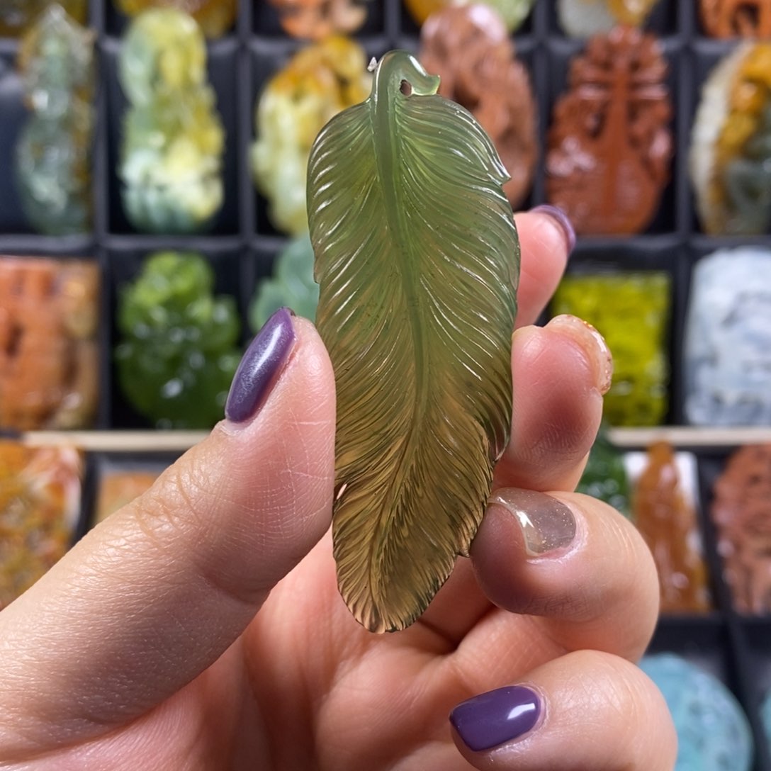 蛇纹石玉颈饰合金