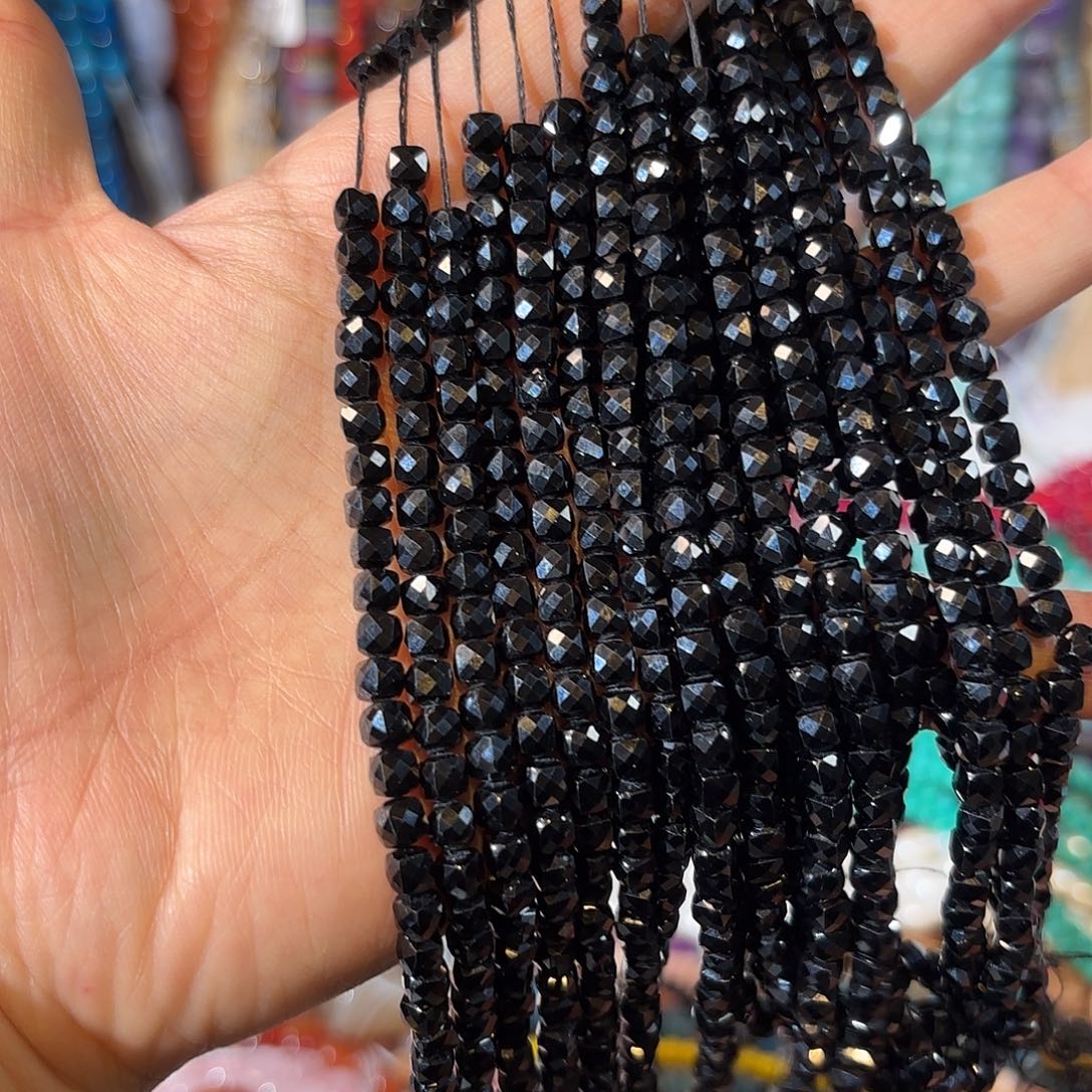 玛瑙/玉髓未镶嵌珠宝半成品黑尖晶卡4一条