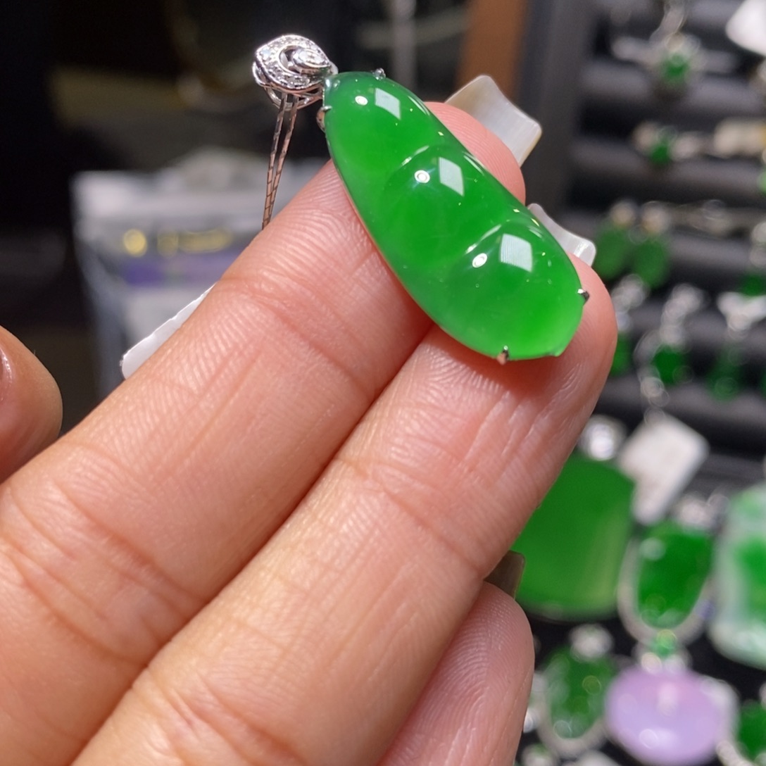 翡翠颈饰18K金镶嵌福豆吊坠