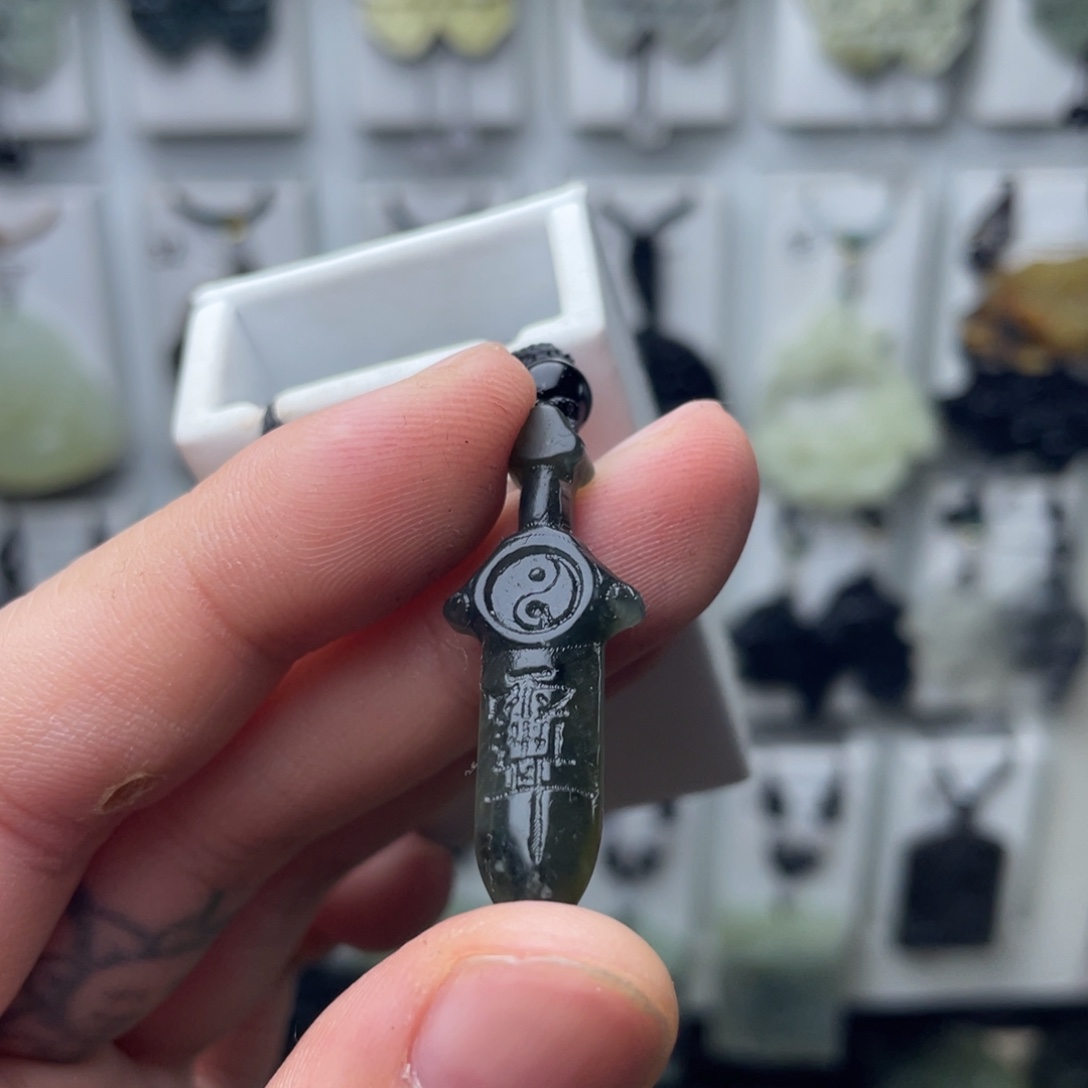 岫玉未镶嵌颈饰紫薇剑