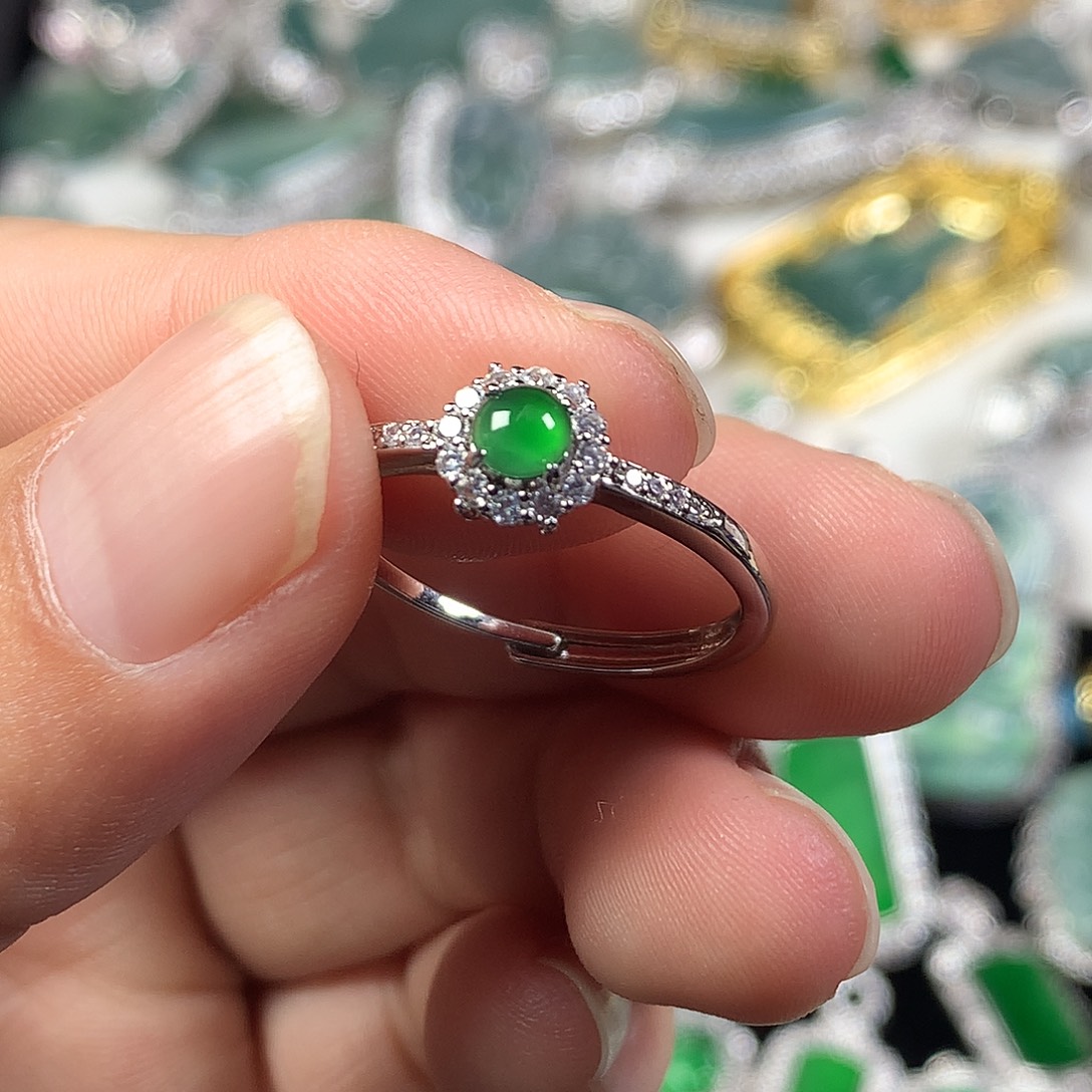 翡翠未镶嵌颈饰戒指