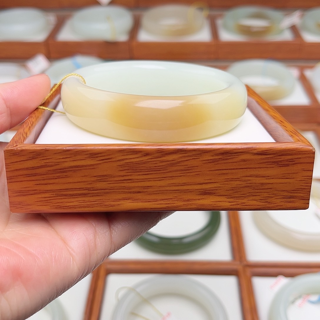 和田玉手镯未镶嵌56.8