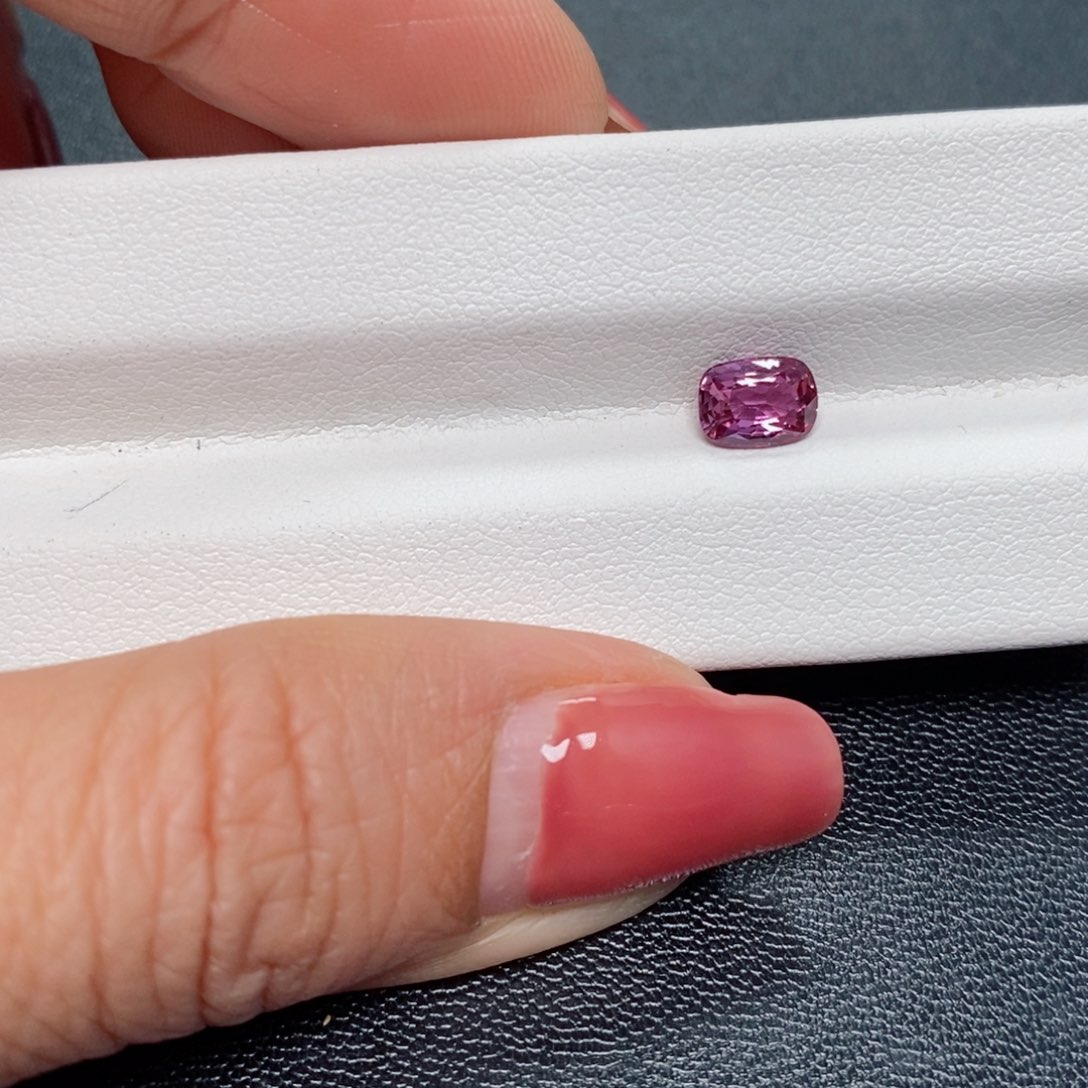 蓝宝石裸石未镶嵌1.01克拉，无烧大证