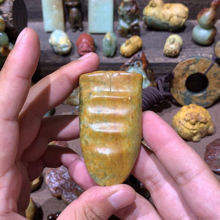 未镶嵌岫岩河磨玉（透闪石质玉）把件