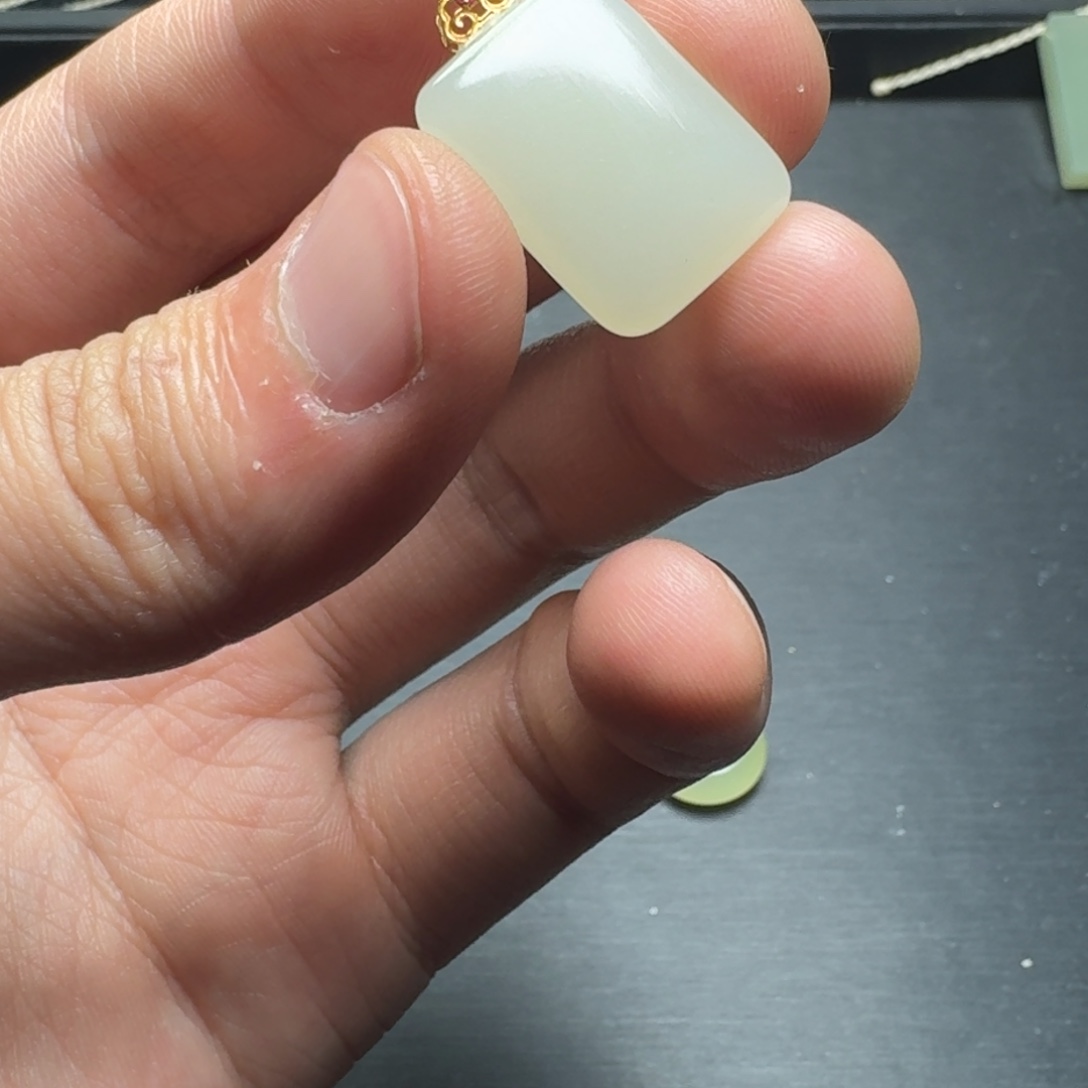 钱***钱和田玉未镶嵌颈饰