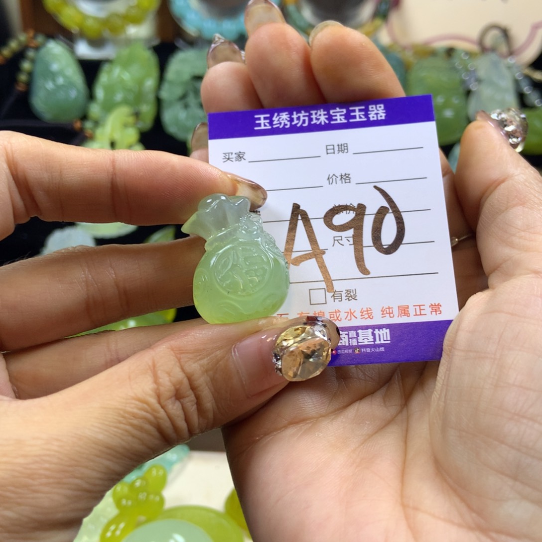 【闪购商品】蛇纹石玉颈饰未镶嵌