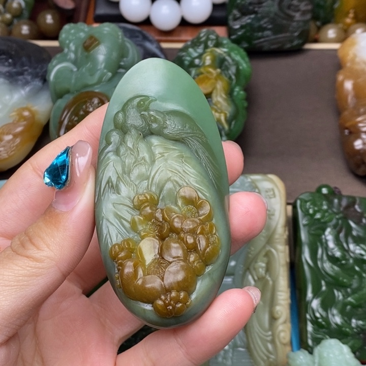 和田玉未镶嵌颈饰比*格