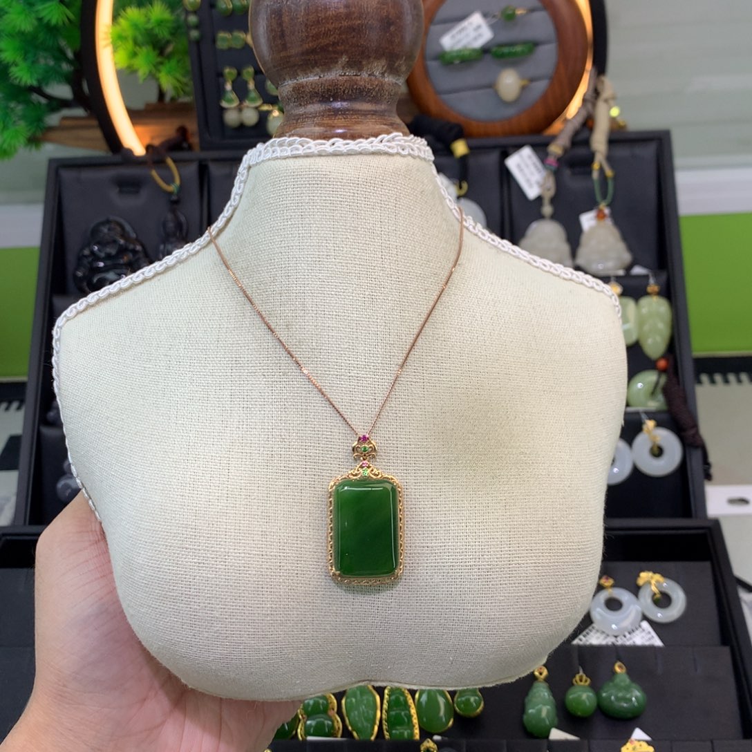 和田玉18K金镶嵌吊坠(赠链)