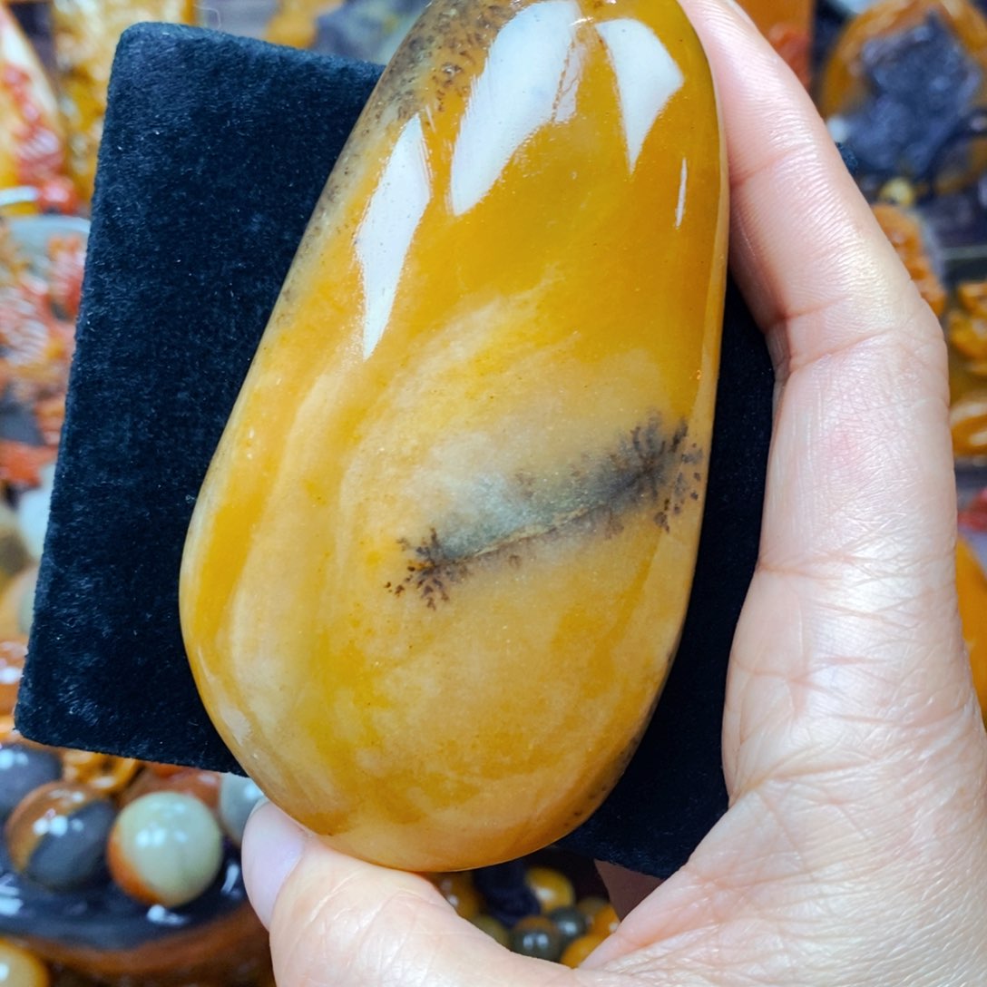 未镶嵌石英质玉（黄龙玉）颈饰