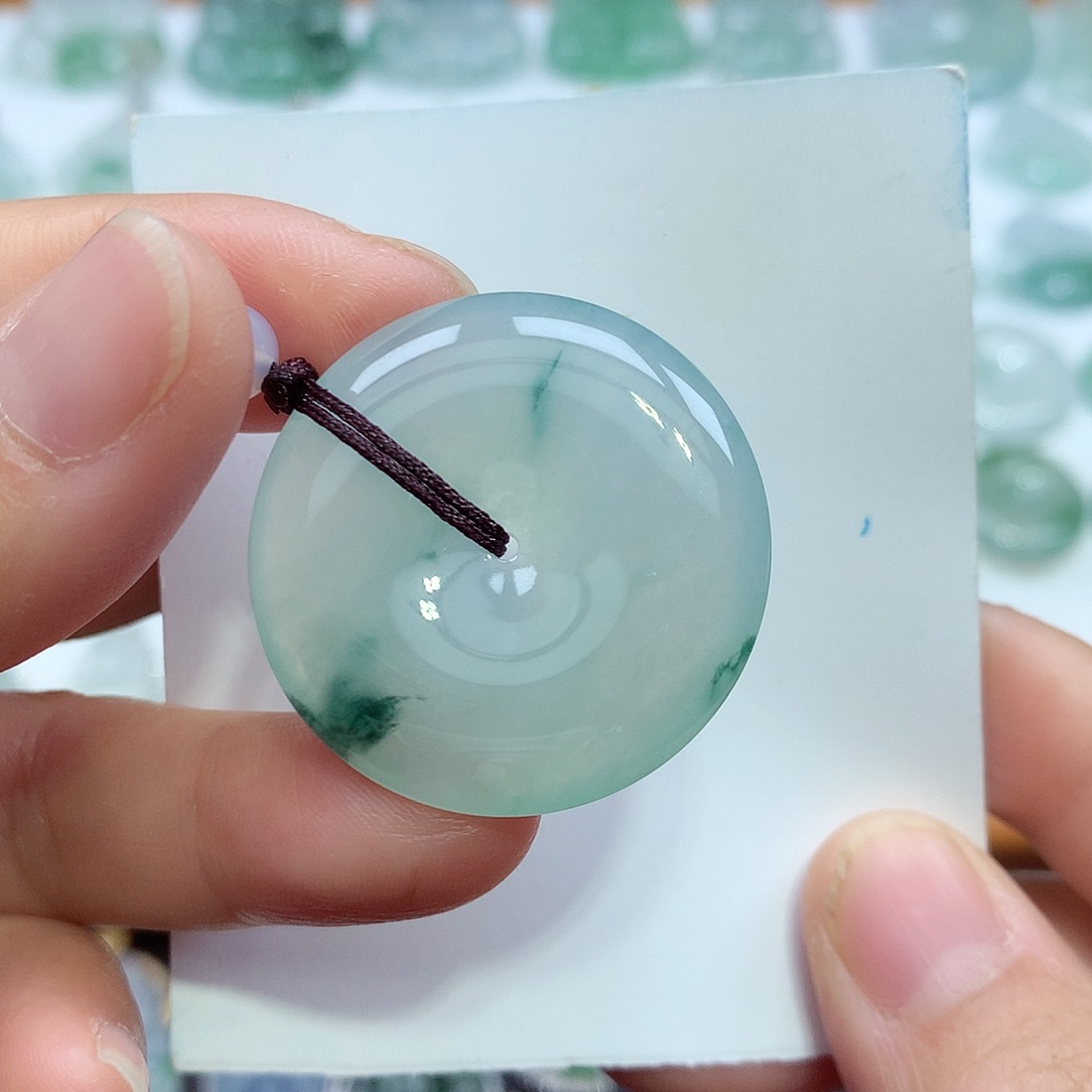 翡翠颈饰未镶嵌平安扣