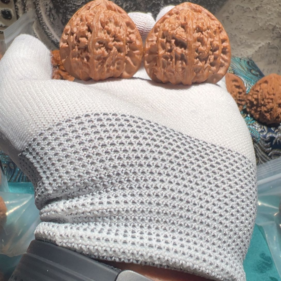 @****文玩核桃吊坠三角白